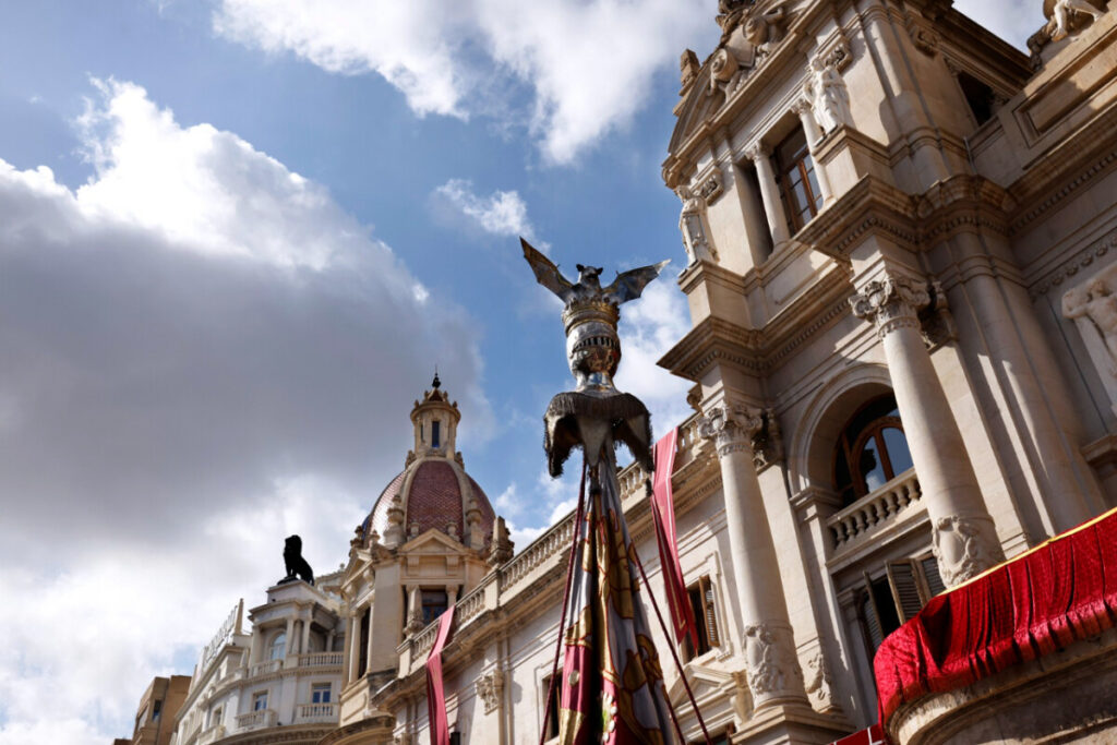 La Reial Senyera després de baixar pel balcó de l'Ajuntament de Valencia el 9 d'octubre