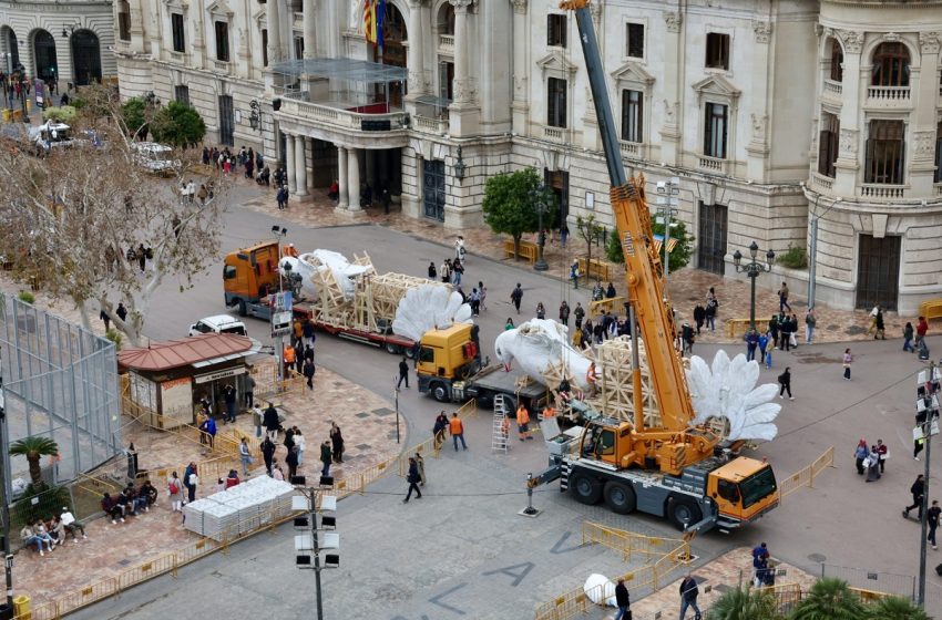  Un Nino Bravo de 20 metres d’altura presidirà la plaça de l’Ajuntament en les Falles 2027