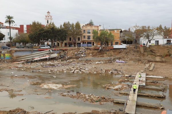 Vecinos de Picanya construyen pasarela en el barranco del Poyo para comunicar dos barrios