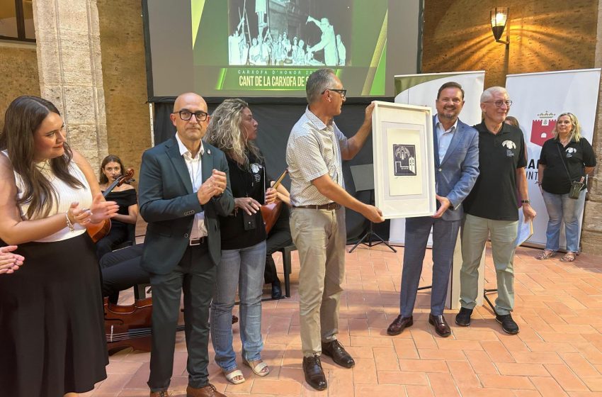  L’Associació d’Amics i Amigues de la Carxofa d’Alaquàs entrega la Carxofa d’Honor 2025 a la Carxofa de Silla