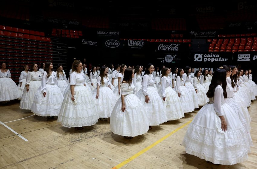 Les 146 candidates aprenent la coreografia d'Àlvaro Cuenca