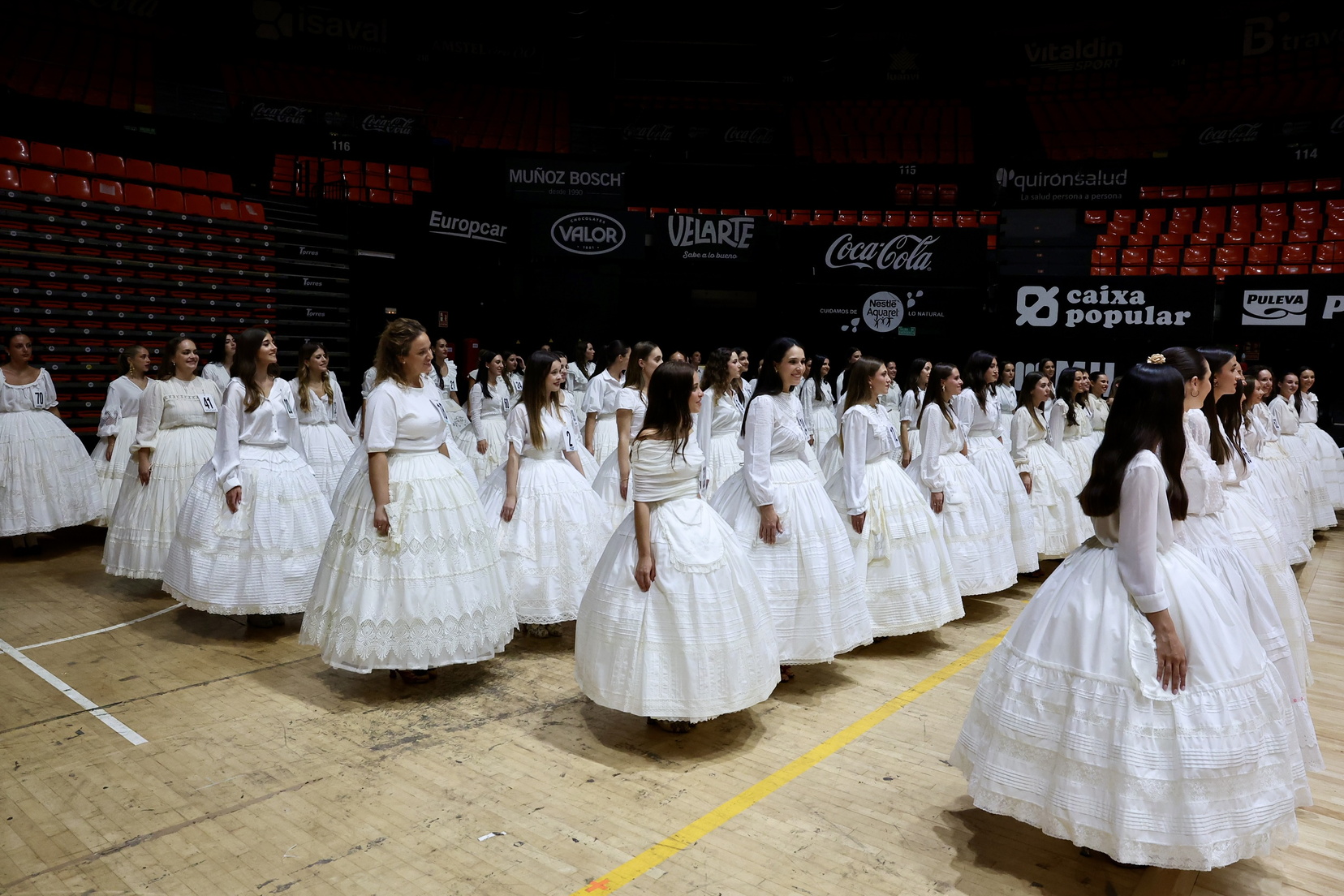 Les 146 candidates aprenent la coreografia d'Àlvaro Cuenca