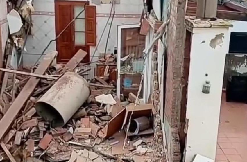  Els bombers de València rescaten a una dona després de la solsida d’un edifici a Massarrojos