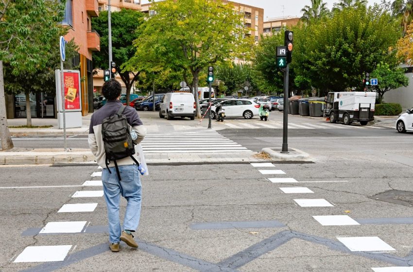 València posa en marxa tres passos de vianants semaforitzats nous en Arxiduc Carles