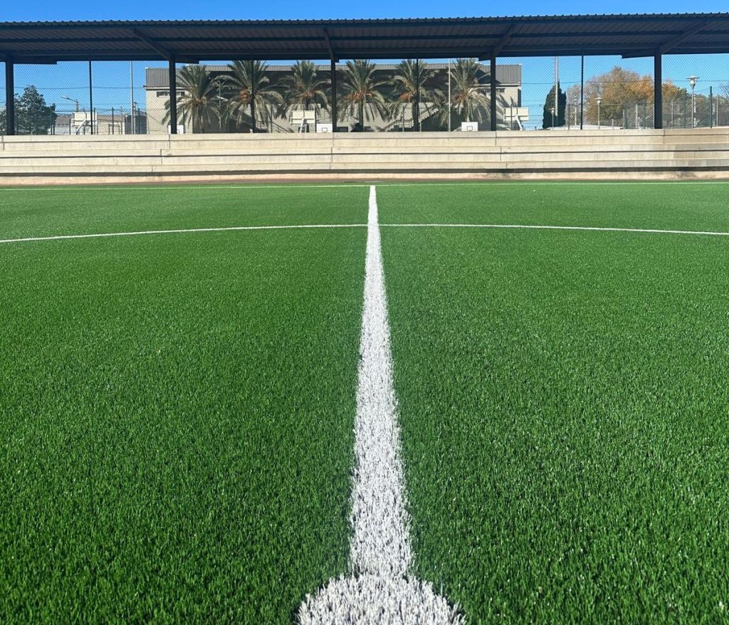 El camp municipal de futbol 8 de Silla estrena gespa artificial renovada