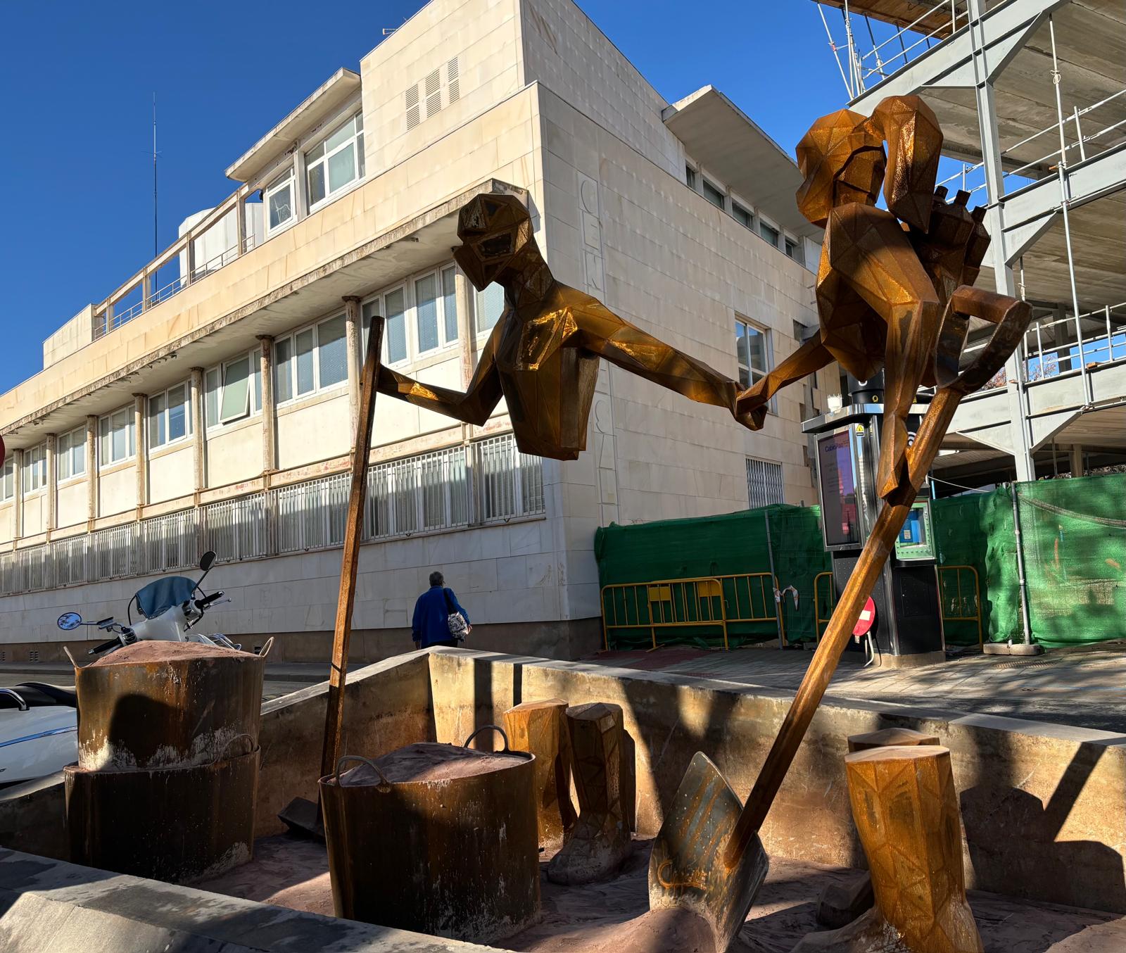 Alaquas escultura homenaje DANA