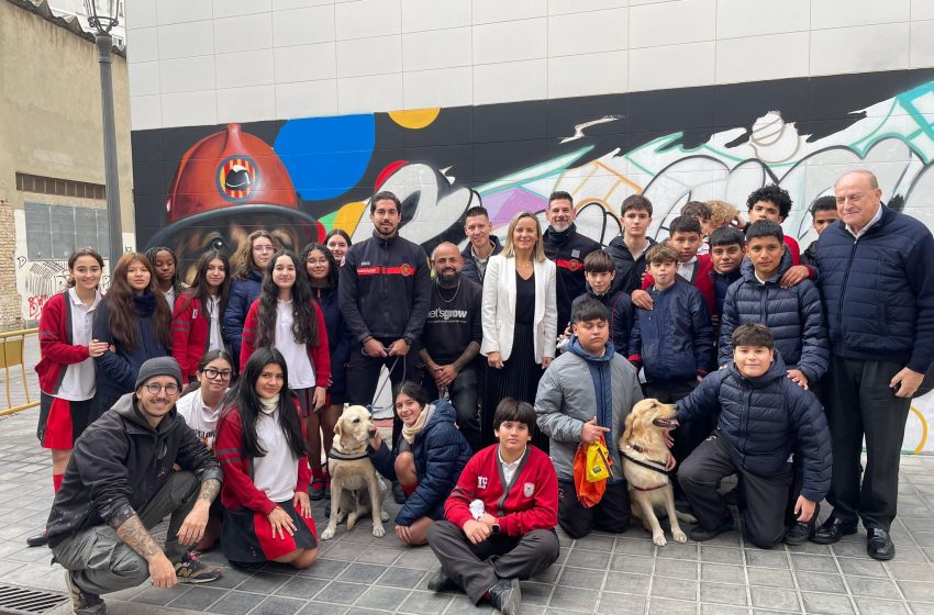 Russafa. Mural homenatge als gossos de rescat de Bombers València