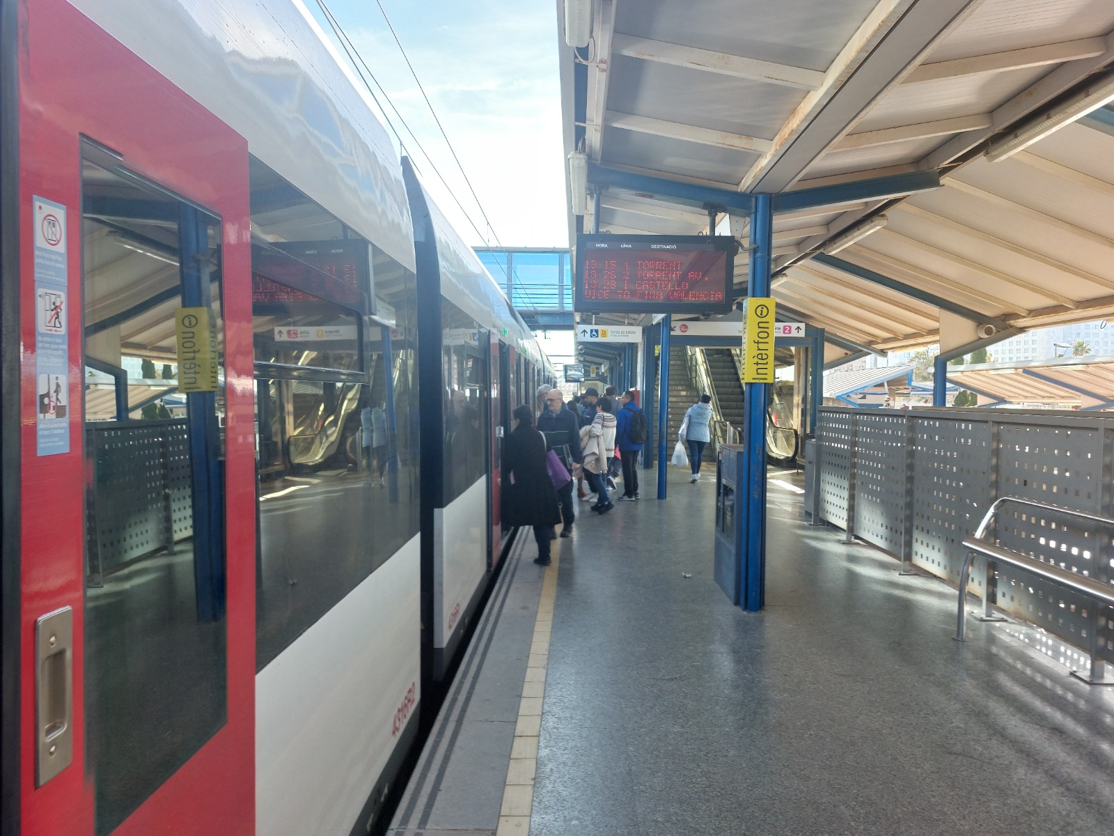 Detingut un home per amenaçar viatgers amb un ganivet en una estació del metro a Burjassot