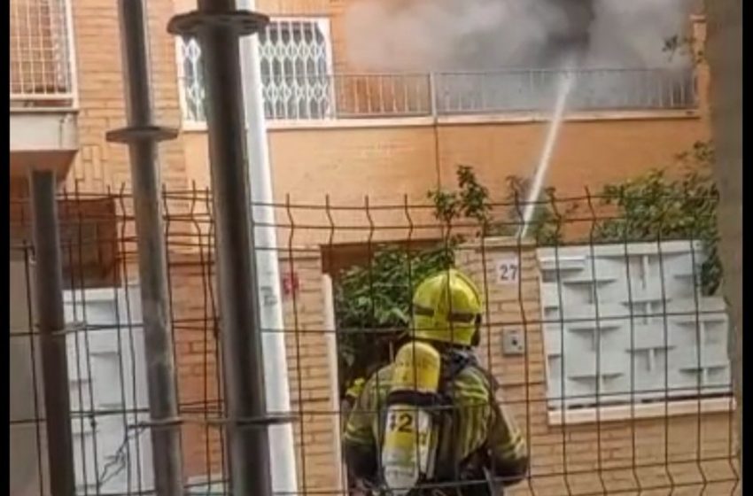  Els bombers extingixen un incendi en un habitatge adossat d’Alboraia sense danys personals