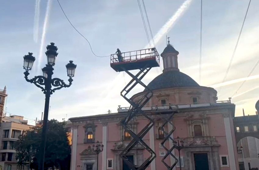  València retira el tendal de la plaça de la Mare de Déu a causa de les filtracions detectades a la Basílica