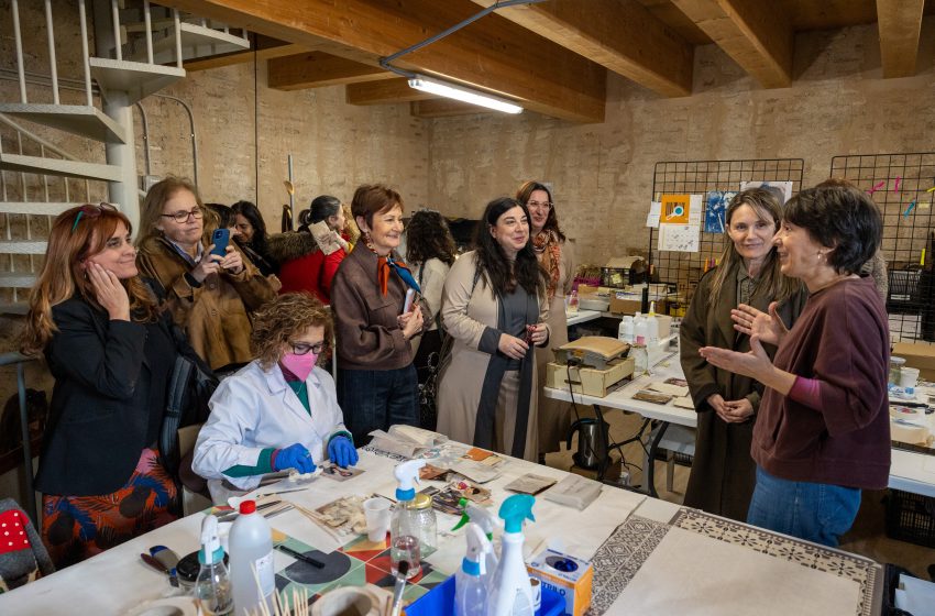  Associacions de víctimes de la dana visiten els laboratoris de ‘Salvem les Fotos’ de la Universitat de València