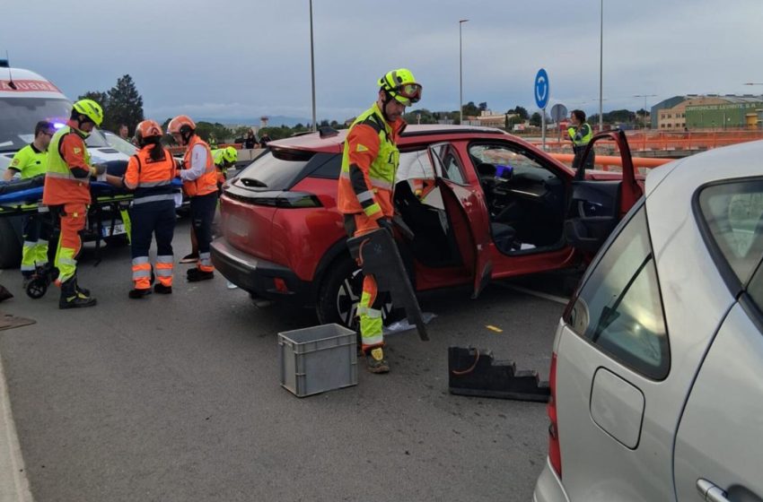  Accident a la CV-403 a Torrent amb un conductor excarcerat