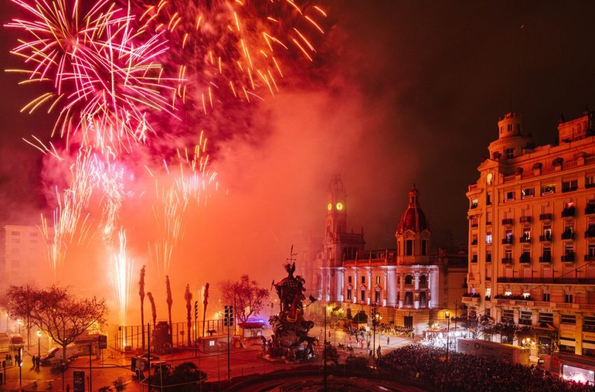  La falla municipal de València coronarà els 27 metres d’alçada amb un espectacle piromusical