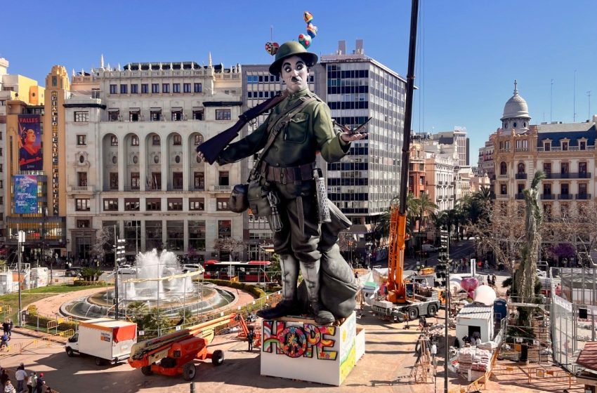  Les falles municipals de València prenen forma després de completar la figura central