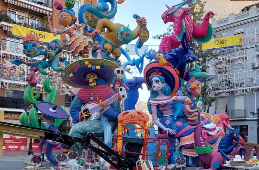  L’artista faller Carlos Carsí deixa a mig plantar la falla Cuba-Literato Azorín de la secció Especial