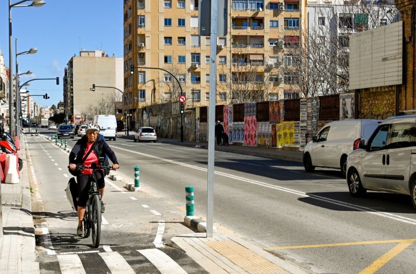  València obri el nou tram del carril bici del carrer de Sant Vicent Màrtir