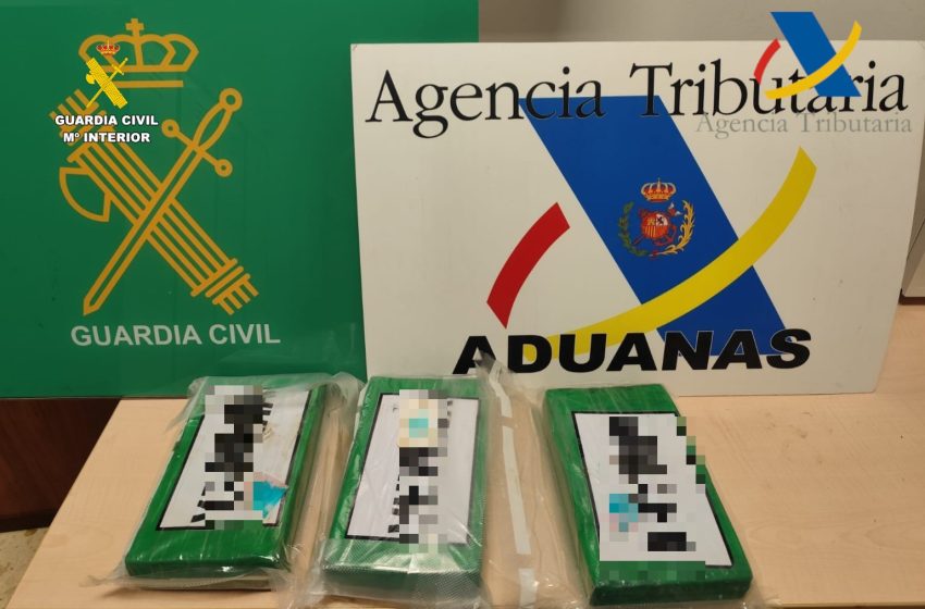  Detingut un passatger en l’Aeroport amb 4 quilos de cocaïna en un doble fons de la maleta