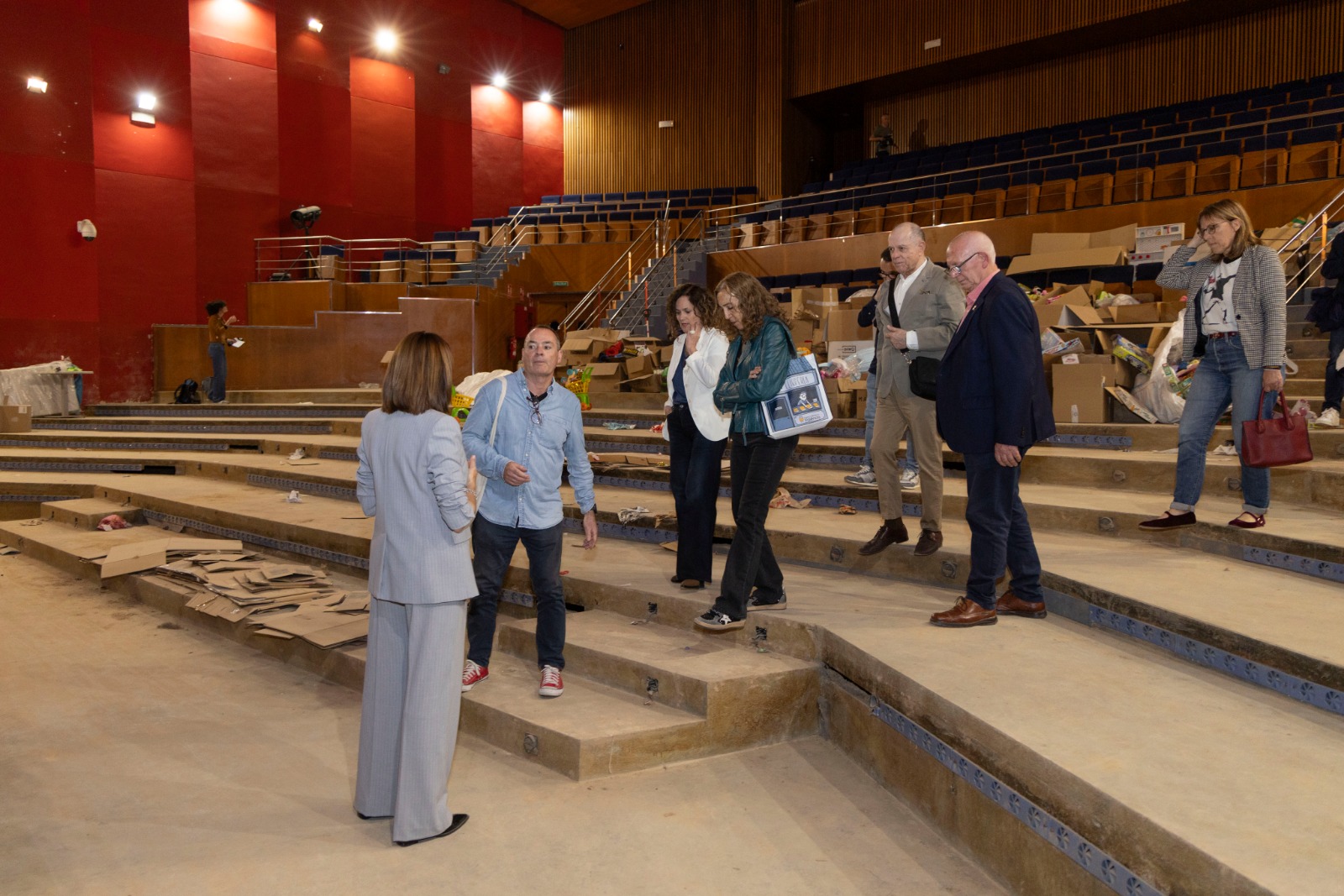 Paiporta fa un pas més en el seu procés de reconstrucció de la mà del Teatre Nacional de Catalunya per a promoure una major accessibilitat cultural per mitjà del diàleg i la cooperació territorial. L'aliança entre institucions s'ha materialitzat este divendres en el Saló de Plens de l'Ajuntament de Paiporta a través d'un conveni de col·laboració i suport a la Cultura en la firma de la qual han participat l'alcalde de Paiporta, Vicent Ciscar, la consellera de Cultura de la Generalitat de Catalunya, Sònia Hernández i el president del Consell d'Administració del Teatre Nacional de Catalunya, Joan Francesc Marco. A l'acte també ha acudit la directora artística del Teatre Nacional de Catalunya, Carme Portaceli, la regidora de Cultura de Paiporta, Esther Torrijos, la vicealcadessa de Paiporta, Marian Val, i diversos membres del govern municipal. La cultura com a eix central de la reconstrucció social de Paiporta A través d'este acord, impulsat per la regidoria de Cultura de l'Ajuntament de Paiporta i el Teatre Nacional de Catalunya, es col·laborarà de manera conjunta per a promoure activitats culturals en l'àmbit de les arts escèniques i de la llengua catalana, a més d'intercanviar coneixement i assessorament tècnic en el procés de reconstrucció de l'Auditori Municipal, greument danyat a conseqüència de la DANA, o participar en l'ampliació del fons bibliogràfic de la Biblioteca Pública Municipal ‘María Moliner Ruiz’ a través d'una cessió de llibres especialitzats en teatre i editats pel propi Teatre Nacional de Catalunya. A més, s’estudiarà la possibilitat per a col·laborar en el programa ‘Llegir el Teatre’ vinculat a clubs de lectura de les biblioteques. Les dos institucions busquen així garantir una major accessibilitat a la Cultura mitjançant l'ampliació de la programació municipal d'activitats, en les quals es contempla la incorporació de noves propostes que impulsen i enfortisquen el teixit cultural del municipi. Per a l'alcalde de Paiporta, Vicent Ciscar, este acord “simbolitza la importància que adquirix la cooperació i el diàleg territorial, especialment quan es compartix una mateixa base cultural i lingüística”. A més ha destacat “el paper clau que té la Cultura en la reconstrucció social i emocional del municipi i que es materialitza en este conveni amb el Teatre Nacional de Catalunya, perquè els seus professionals ens aportaran assessorament tècnic i també visió de futur en la reconstrucció de l'Auditori Municipal en eixe impuls per revitalitzar les activitats culturals de la mà del teixit associatiu i veïnal del municipi”. Per a la consellera de Cultura de la Generalitat de Catalunya, Sònia Hernández, “Reavifar la cultura és clau per a tornar a disposar d'espais de trobada, per a reconstruir el relat col·lectiu i per a reforçar el sentiment de pertinença”, i ha assegurat que equipaments com esl del Teatre Nacional de Catalunya “prenen tot el seu sentit com a referents quan promouen iniciatives com esta”, amb “vocació de servici públic”. També ha posat en valor la col·laboració institucional i el paper de l'Ajuntament de Paiporta, al situar “la reconstrucció cultural com una prioritat, entenent que la cultura és també essencial per a la recuperació i la cohesió social”. Paiporta establix una aliança amb el Teatre Nacional de Catalunya per a promoure la cooperació cultural entre institucions 
