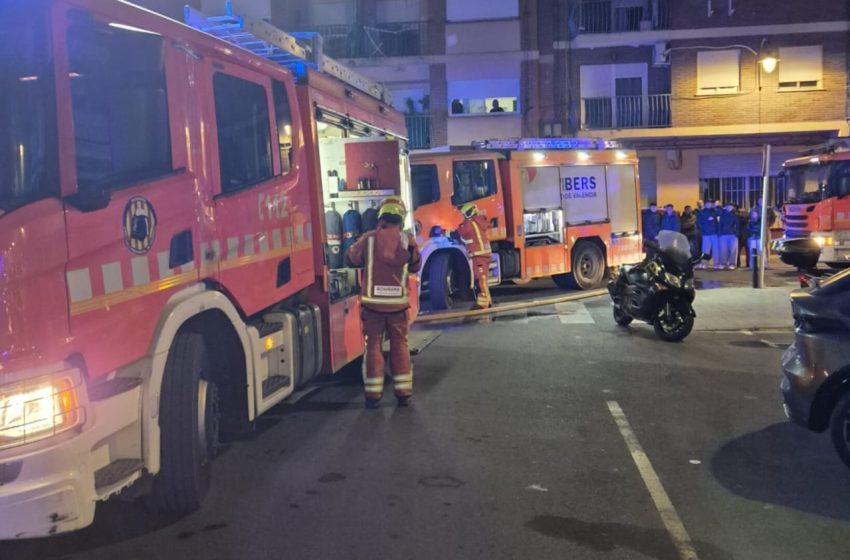  Un incendi afecta a un taller de motos a Quart de Poblet i obliga a evacuar un edifici