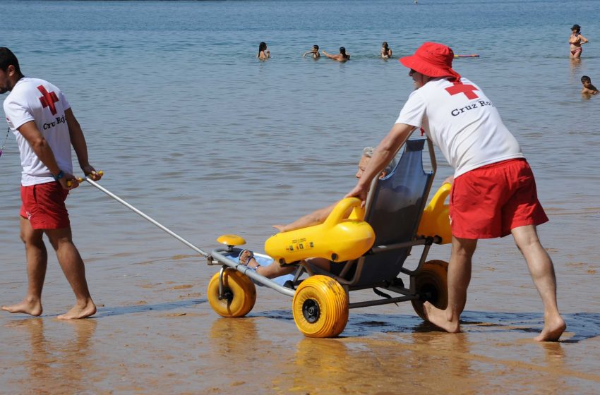  Arranca el dispositiu d’assistència al bany per a persones amb discapacitat a les platges de València