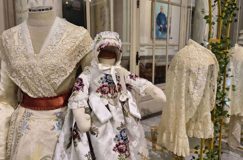  Inaugurada l’exposició d’indumentària valenciana en el Saló de Cristall de l’Ajuntament de València