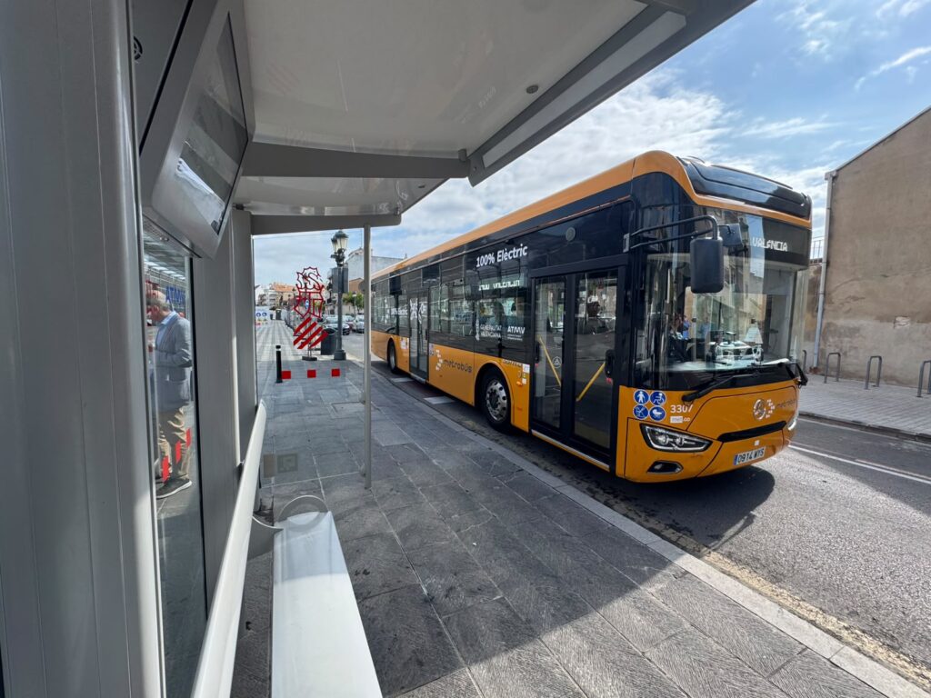 La Generalitat modernitza un miler de parades de Metrobús de l’àrea metropolitana per a facilitar informació accessible i en temps real