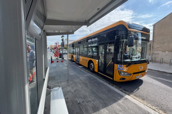 La Generalitat modernitza un miler de parades de Metrobús de l’àrea metropolitana per a facilitar informació accessible i en temps real