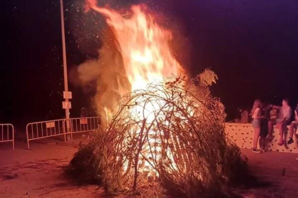 Foguera de Sant Joan a la platja de Pobla de Farnals