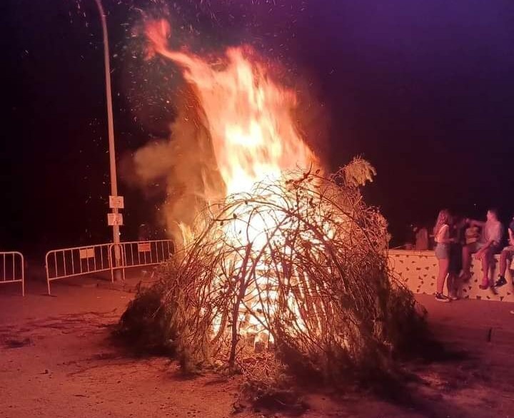 Foguera de Sant Joan a la platja de Pobla de Farnals