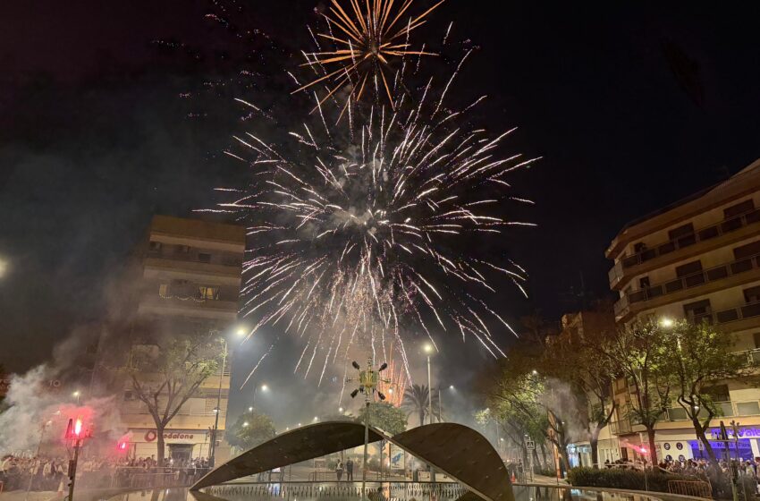  Més de 8.500 coets animen la processó de Quart de Poblet en honor a Sant Onofre en el seu 303 aniversari