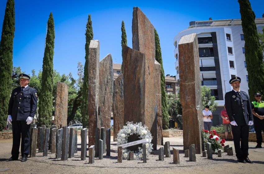  Tres minuts de silenci i una ofrena floral per a commemorar a Torrent els vint anys de l’accident del metro