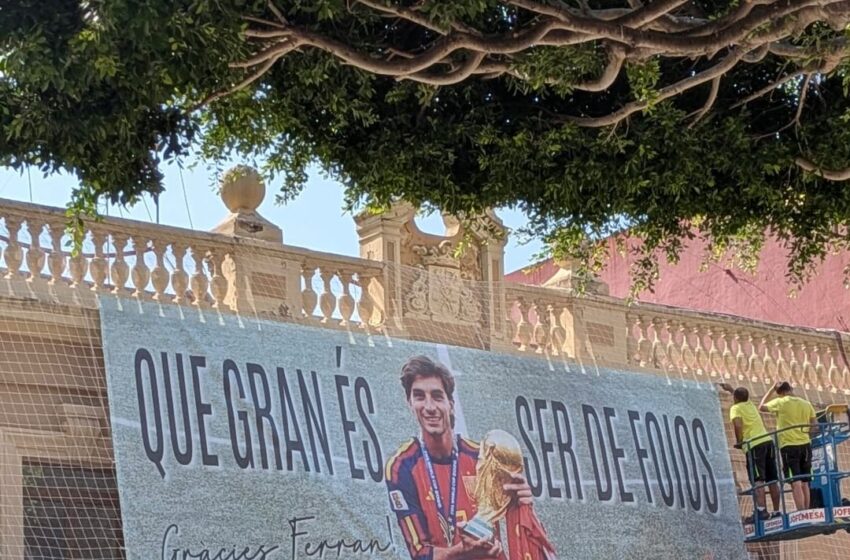  L’Ajuntament de Foios llueix la pancarta «Que gran és ser de Foios. Gràcies, Ferran!»