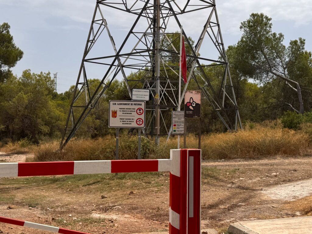 Foto de hui dun acces a la Vallesa sense informacio de la prohibicio