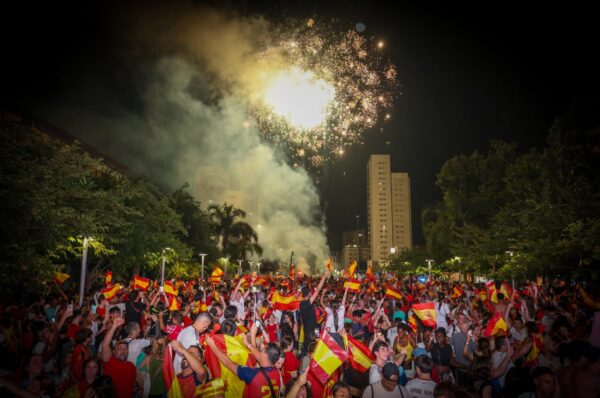 Torrent estalla de alegria con la victoeia de ESpaña en el Mundial de futbol