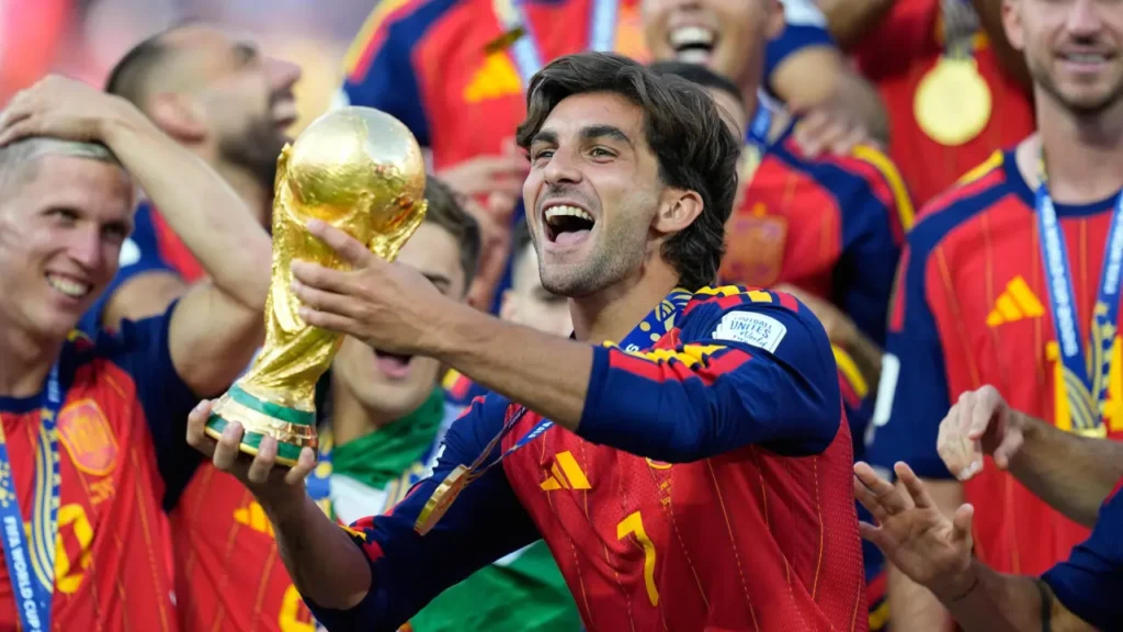 Ferran Torres con la copa de campeon del mundo de futbol