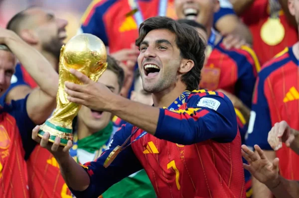 Ferran Torres con la copa de campeon del mundo de futbol