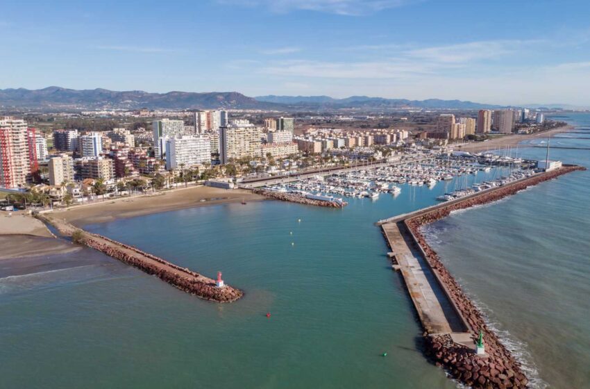  Les festes dels complexos consoliden la tradició veïnal d’agost a la platja de la Pobla de Farnals