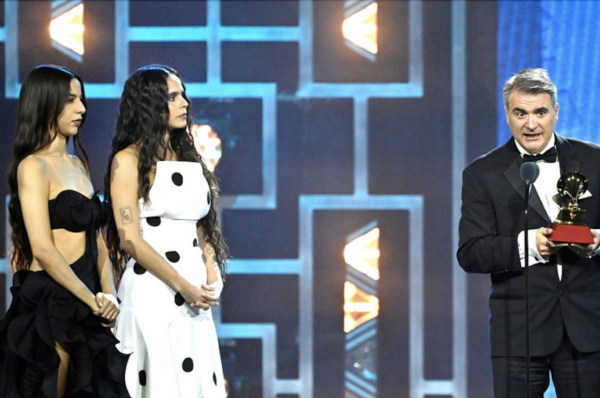 Serrallet recibiendo el Latin Grammy en Las Vegas
