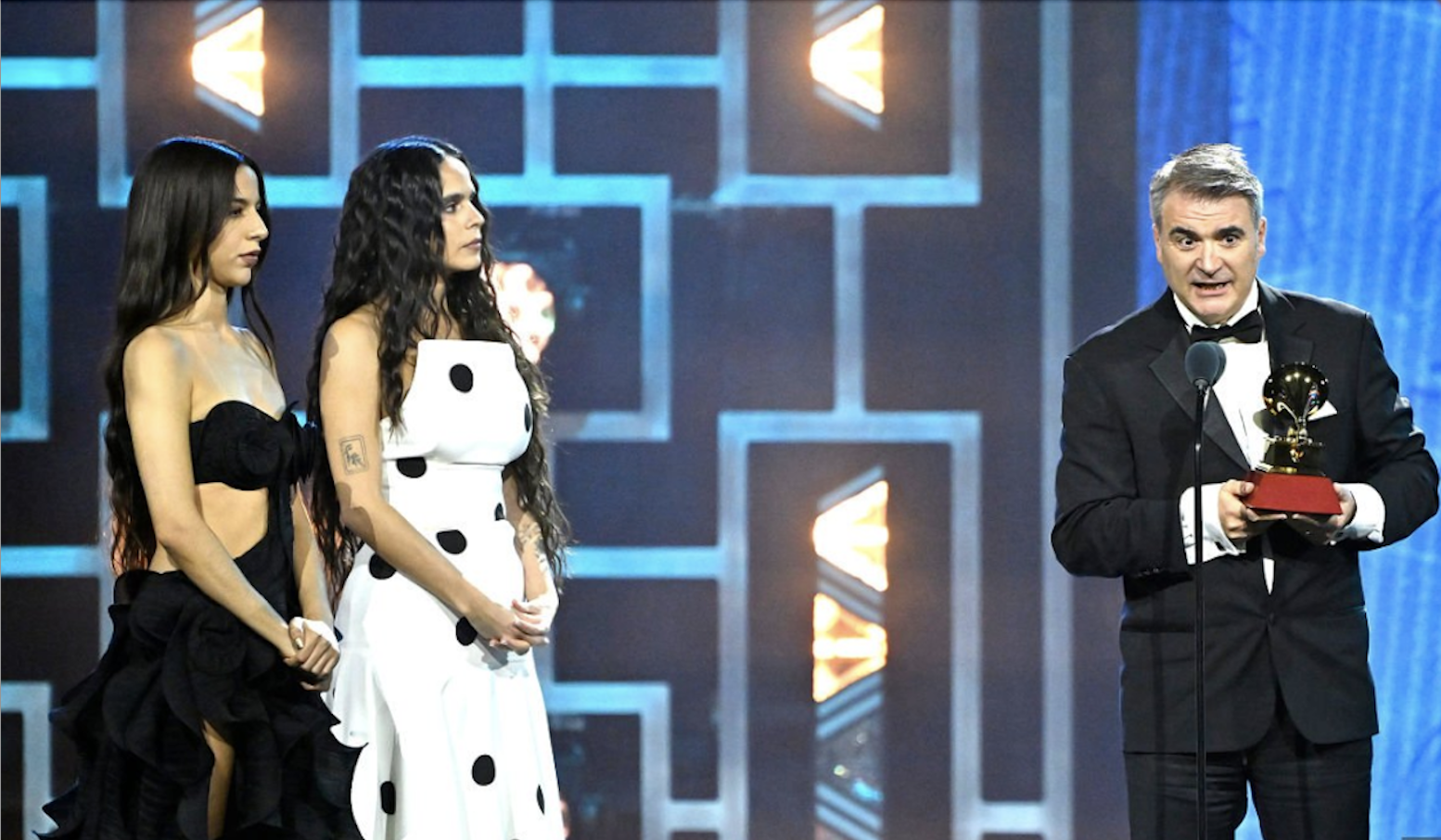 Serrallet recibiendo el Latin Grammy en Las Vegas Serrallet recibiendo el Latin Grammy en Las Vegas