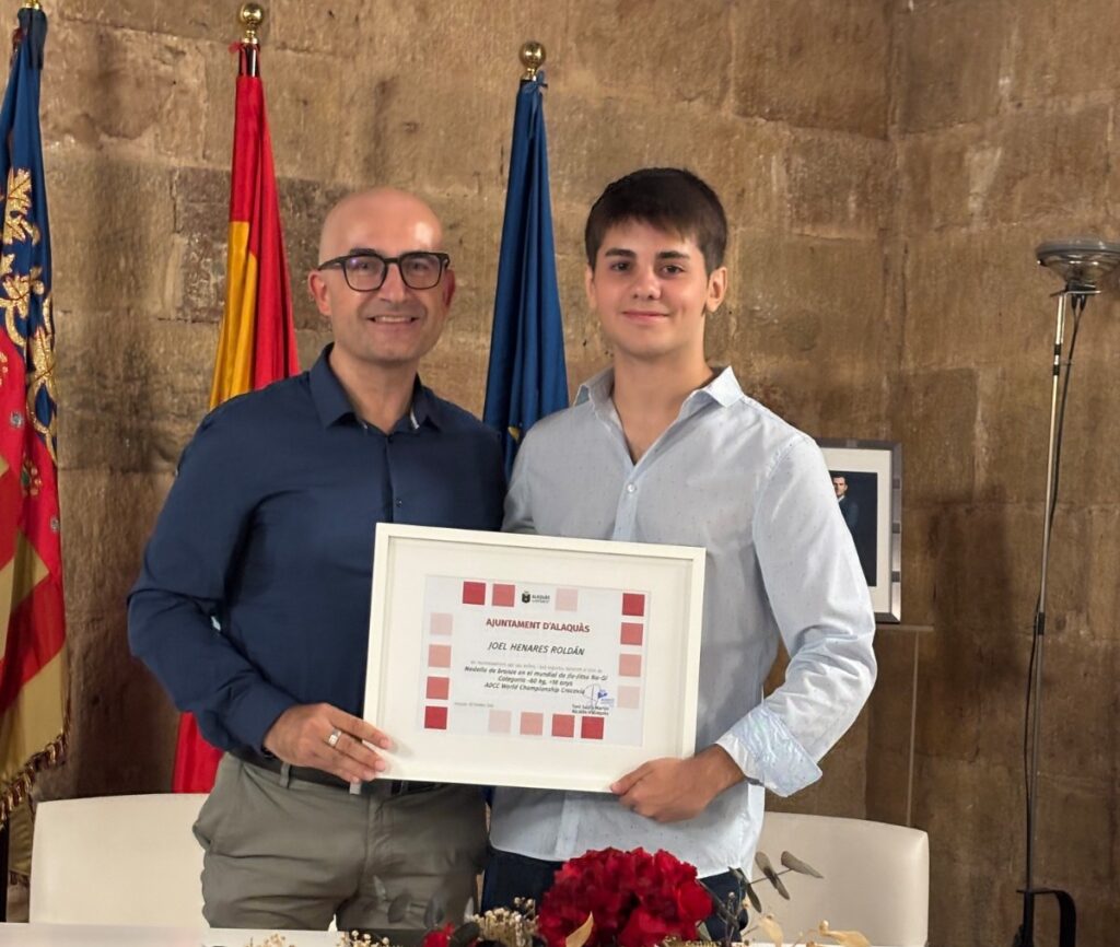 Alaquas felicita a Joel Henares Roldan despres de la medalla de bronze al Mundial de jiu jitsu a Cracovia 1