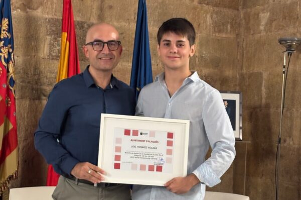 Alaquas felicita a Joel Henares Roldan despres de la medalla de bronze al Mundial de jiu jitsu a Cracovia 1