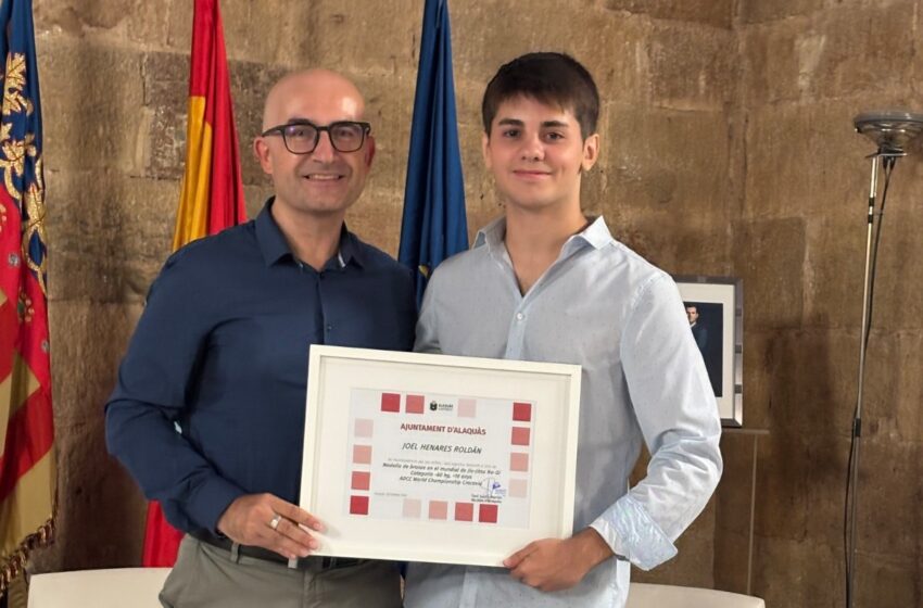  Alaquàs felicita a Joel Henares Roldán després de la medalla de bronze al Mundial de jiu-jitsu a Cracòvia