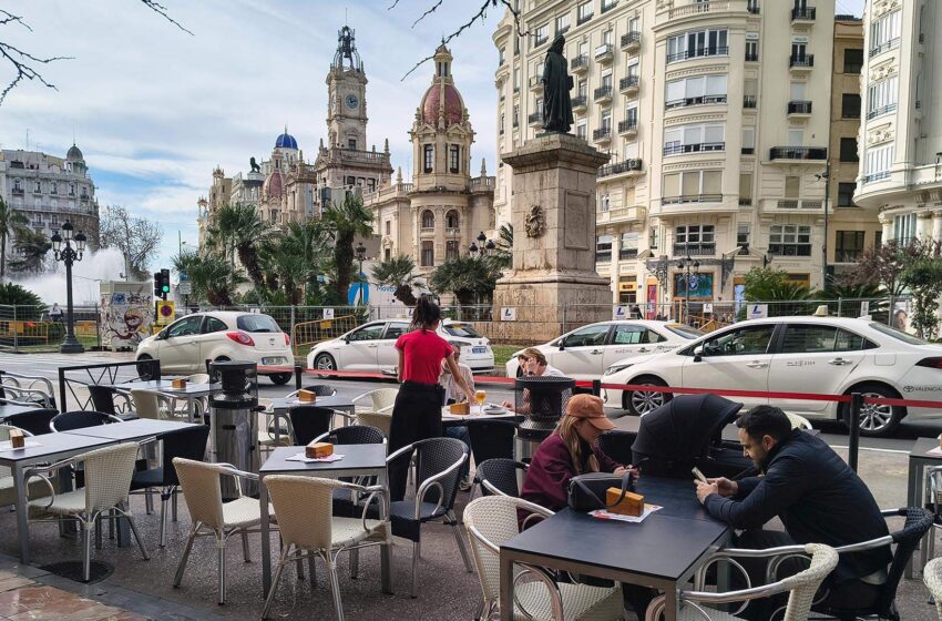  València impulsa la homogeneïtzació del moblatge de las terrasses de la plaça de l’Ajuntament