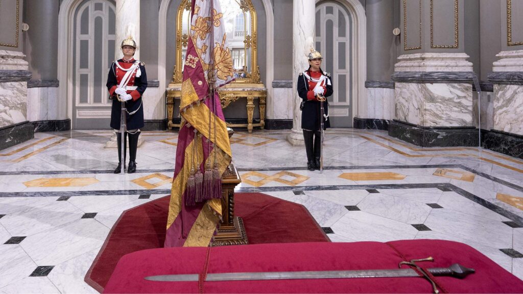 La Reial Senyera i l'espasa de Jaume I lluïxen en el Saló de Cristall pel Nou d’Octubre