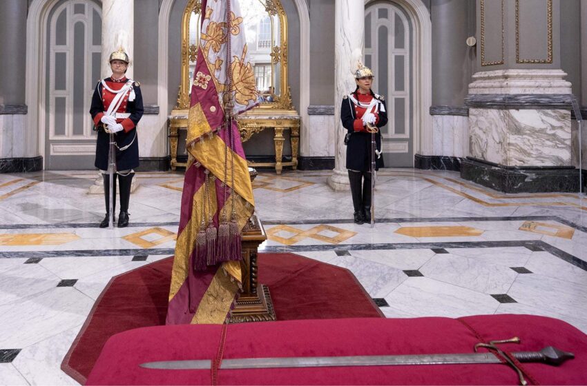  La Reial Senyera i l’espasa de Jaume I lluïxen en el Saló de Cristall pel 9 d’Octubre