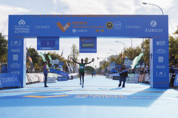 Rodrigue Kwizera guanya la Mitja Marató de València i bat el rècord d'Espanya
