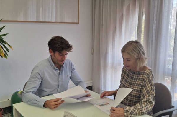 Reunió de la presidenta de l'Associació d'Infermeria Dermatològica amb el regidor Juan Carlos Caballero