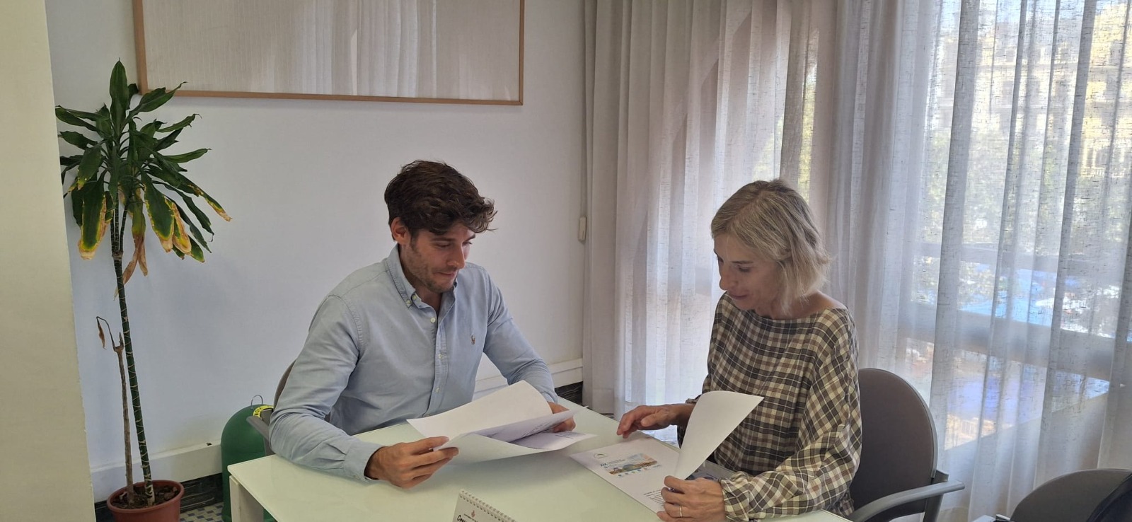 Reunió de la presidenta de l'Associació d'Infermeria Dermatològica amb el regidor Juan Carlos Caballero