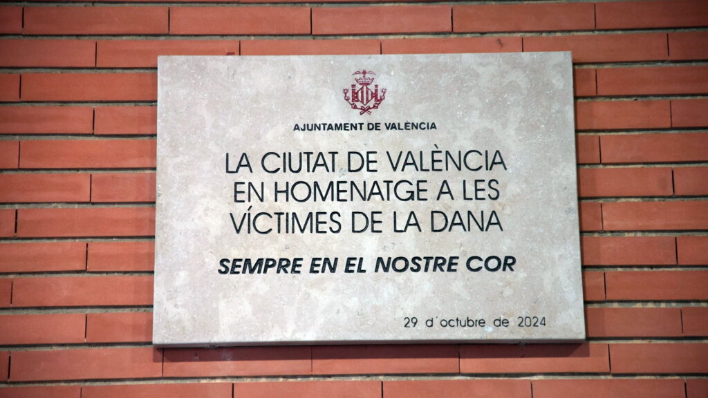 València homenatja les 17 víctimes de la dana amb quatre plaques