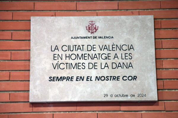 València homenatja les 17 víctimes de la dana amb quatre plaques